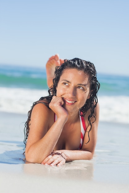 Hermosa mujer acostada en la playa