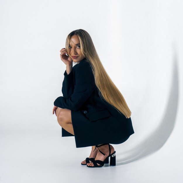 Foto hermosa mujer adulta joven posando en el estudio sobre fondo blanco