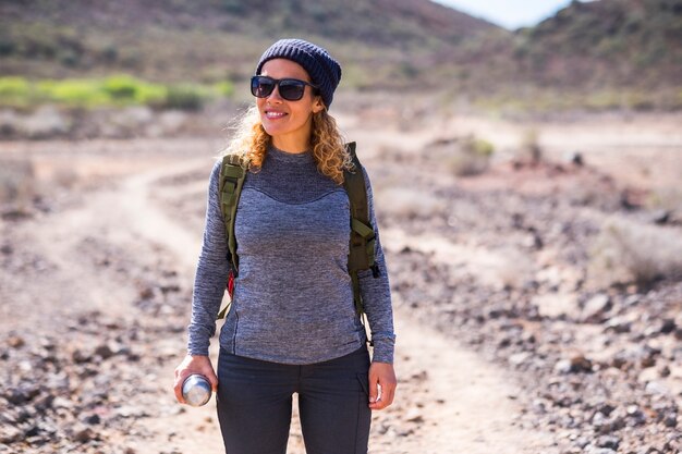 Foto hermosa mujer adulta de pie y disfrute de la actividad de ocio de trekking al aire libre