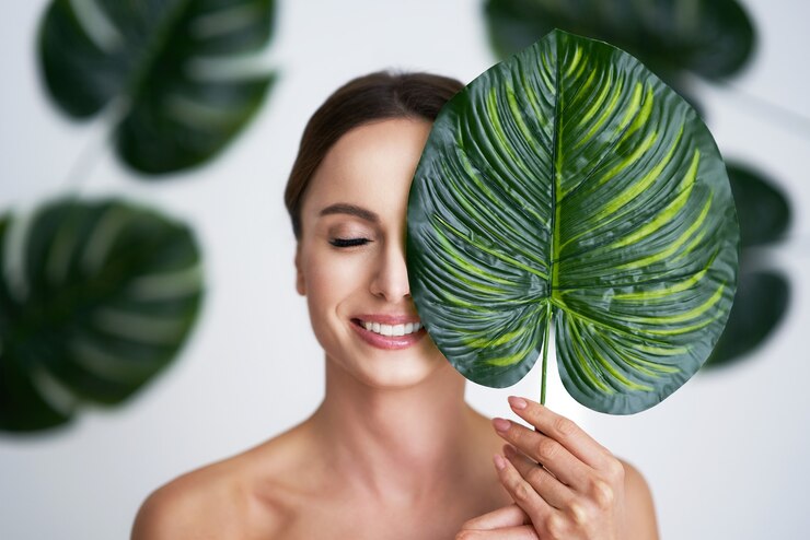 Foto hermosa mujer adulta posando contra el fondo de la hoja