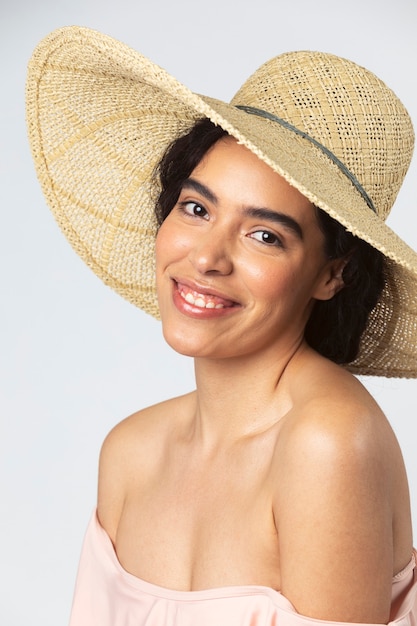 Hermosa mujer adulta con sombrero