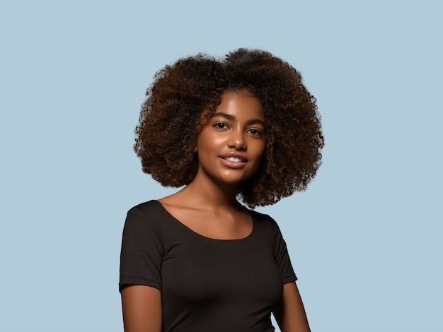 Hermosa mujer africana camiseta negra retrato afro corte de pelo Color de fondo. Azul