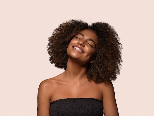 Hermosa mujer africana camiseta negra retrato afro corte de pelo Color de fondo. rosado