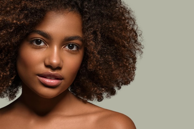 Hermosa mujer africana camiseta negra retrato afro corte de pelo Color de fondo. Verde