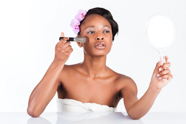 Hermosa mujer africana en estudio con maquillaje