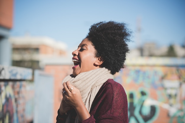 hermosa mujer africana de pelo negro rizado