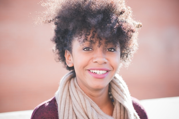 hermosa mujer africana de pelo negro rizado