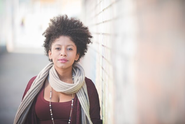 hermosa mujer africana de pelo negro rizado