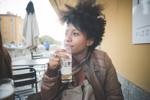 Foto hermosa mujer africana de pelo negro rizado