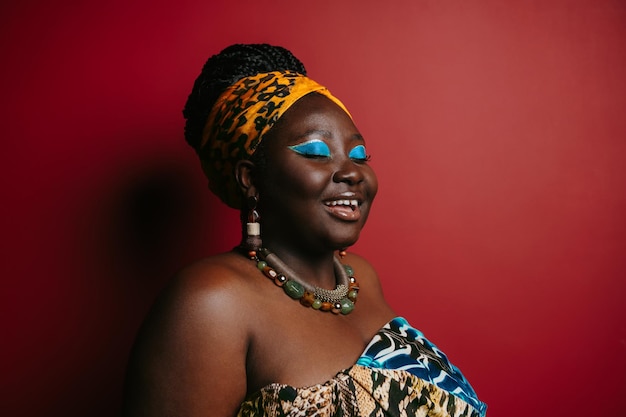 Foto una hermosa mujer africana de talla plus con un hermoso maquillaje con un sombrero tradicional.