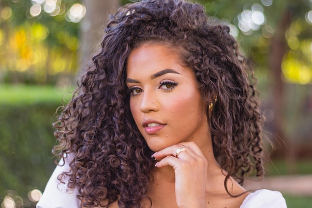 Hermosa mujer afro con cabello rizado sonriendo