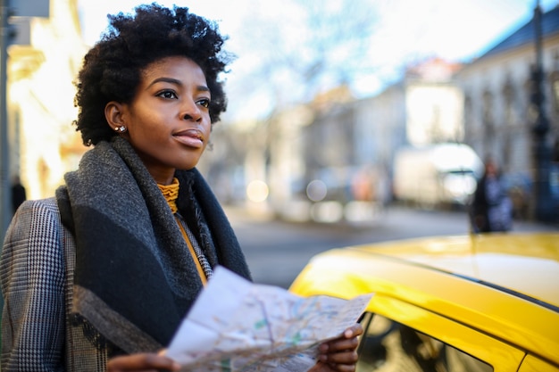 Hermosa mujer afro con un mapa