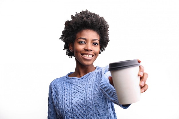 Hermosa mujer afro repartiendo un café para llevar