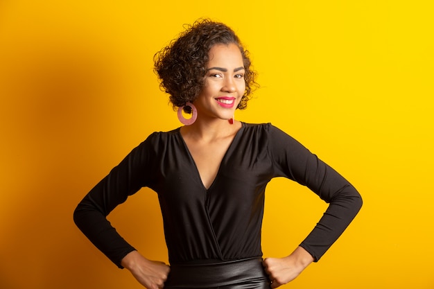 Hermosa mujer afro sonriendo a la cámara.