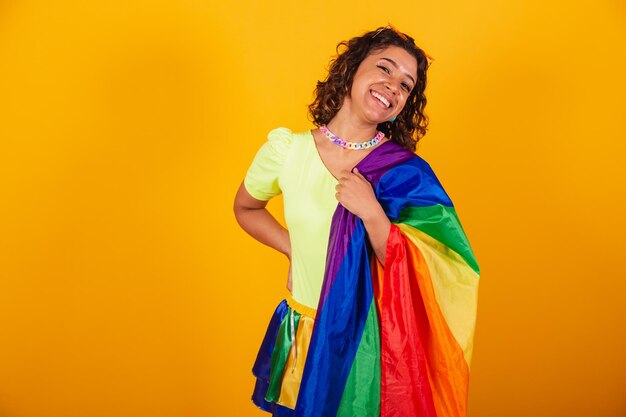 Hermosa mujer afroamericana brasileña en ropa de carnaval con bandera lgbt Gay Pride