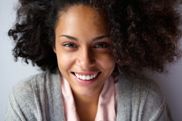 Hermosa mujer afroamericana cara sonriente