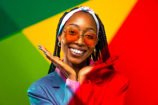 Hermosa mujer afroamericana con peinado de coletas afro y ropa elegante - Retrato de joven negra en estudio