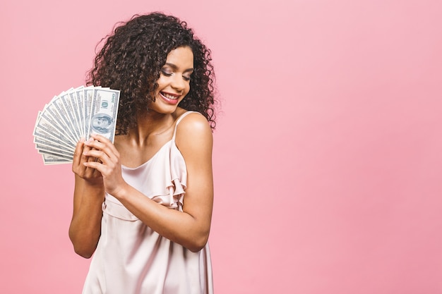 Hermosa mujer afroamericana sorprendida en vestido con dinero