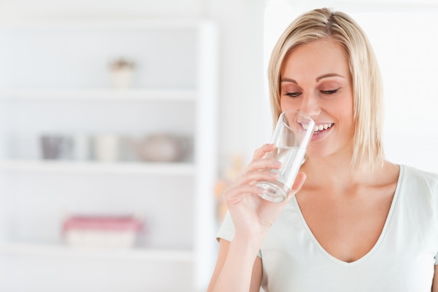 Hermosa mujer agua potable