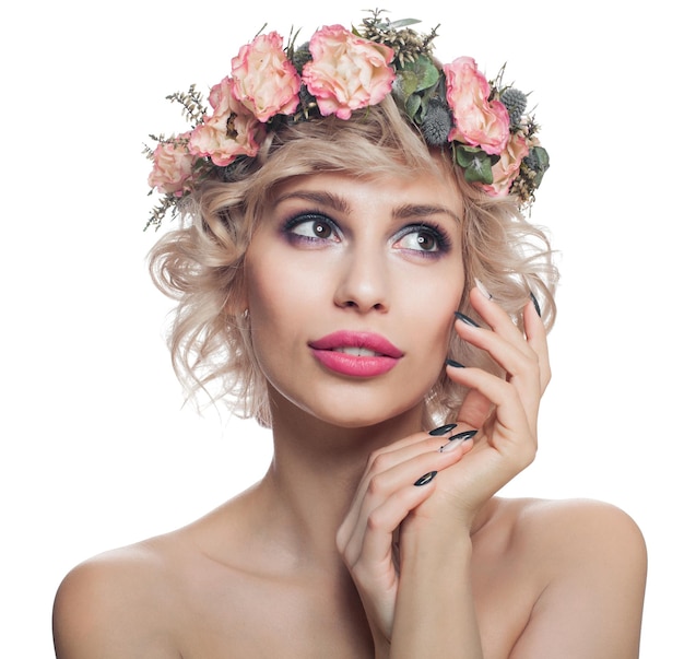 Hermosa mujer aislada en blanco Retrato de modelo bonita con maquillaje cabello rubio y flores