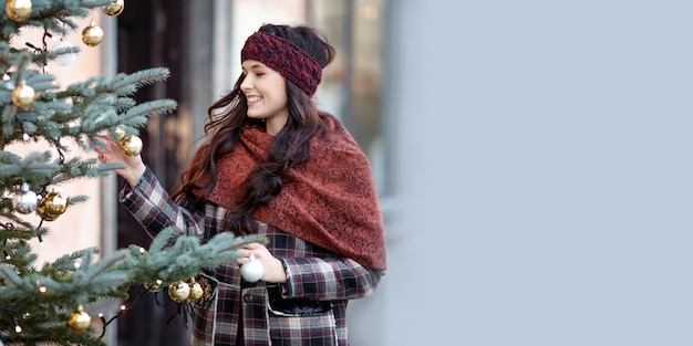 Foto hermosa mujer alegre en la ciudad