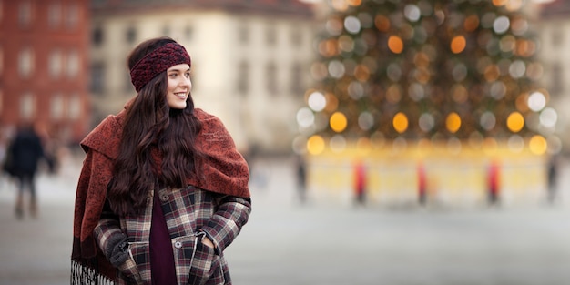 Hermosa mujer alegre en la ciudad