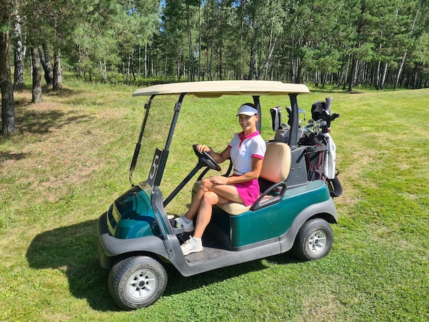 Hermosa mujer alegre conduciendo concepto de carro de golf