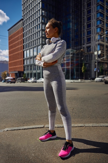 Hermosa mujer alegre sana posando en la ciudad