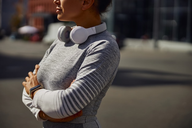 Hermosa mujer alegre sana posando en la ciudad