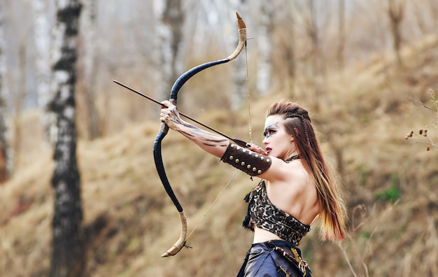 Foto hermosa mujer amazónica posando con arco