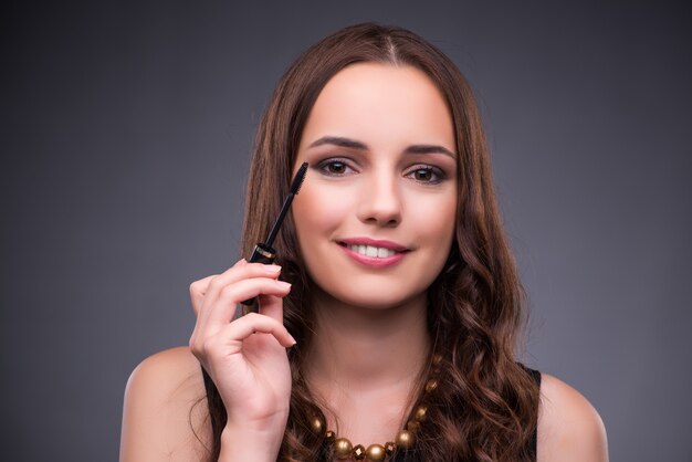 Hermosa mujer aplicar maquillaje