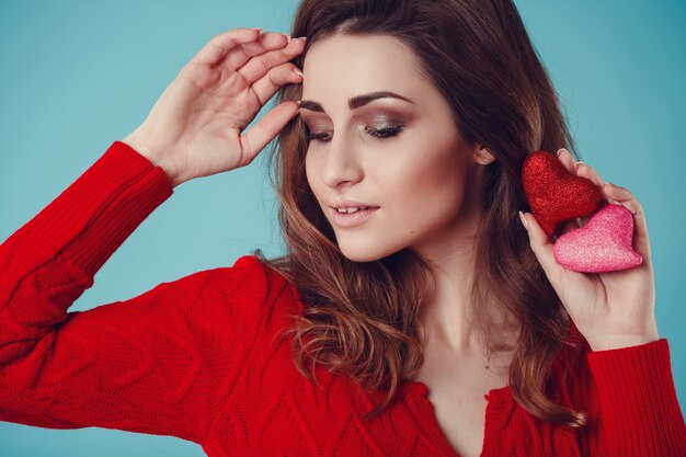 Hermosa mujer árabe o latinoamericana en vestido rojo