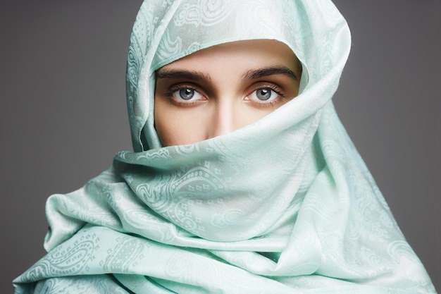 Hermosa mujer árabe en un paño azul