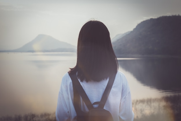 hermosa mujer de Asia, chica adolescente mirando el río con la soledad