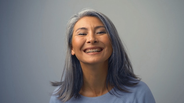 Hermosa mujer asiática con una amplia sonrisa