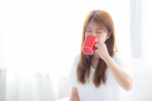 Hermosa mujer asiática con bebida una taza de café