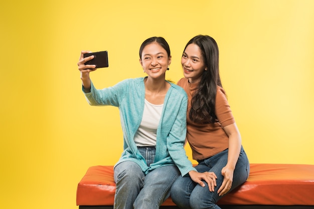 Hermosa mujer asiática con una cámara de teléfono para tomar un selfie juntos