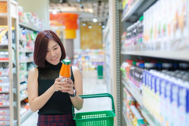 Hermosa mujer asiática caminando de compras en un supermercadoTiempo para relajarseComprar para cenarGente de TailandiaConcepto de estilo de vida de tiempo feliz