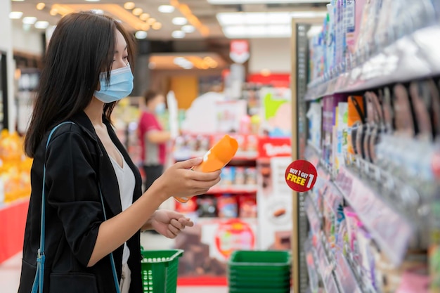 Hermosa mujer asiática caminando de compras en un supermercadoTiempo para relajarseComprar para cenarGente de TailandiaConcepto de estilo de vida de tiempo felizAbastecerse de covid19