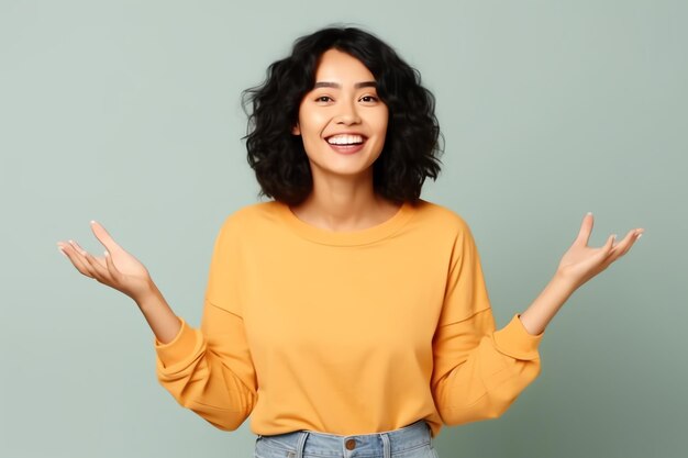 Hermosa mujer asiática en casual con sonrisa alegre Estudio tiro mujer asiática gesto de mano de pie