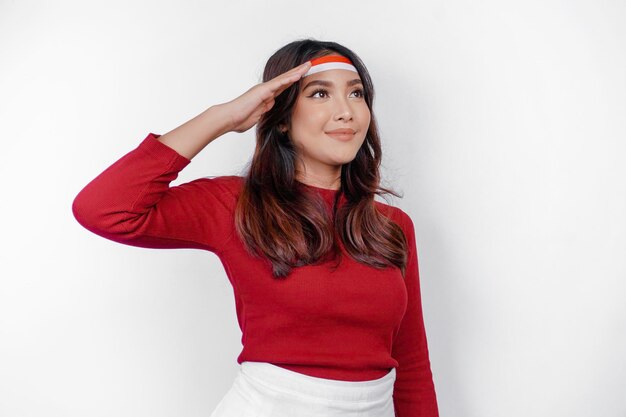 Hermosa mujer asiática dando saludo celebra el día de la independencia de Indonesia el 17 de agosto aislado sobre fondo blanco.