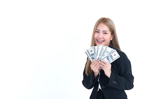 Hermosa mujer asiática con dinero en dólares en la mano sobre fondo blanco El trabajador tiene mucho dinero Día de pago El salario de los empleados Gente de Tailandia