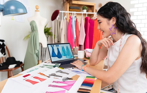 Hermosa mujer asiática diseñadora de moda que trabaja en el concepto de negocio de pyme de empresario de estudio de oficina