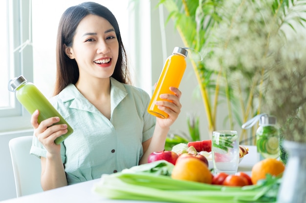 Hermosa mujer asiática disfrutando de una comida a base de plantas