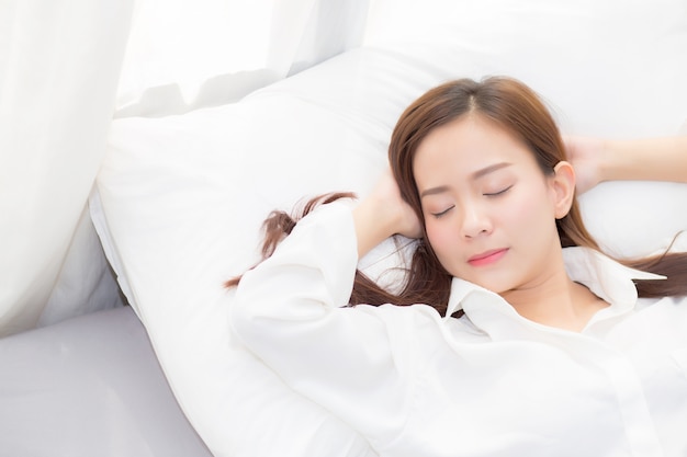 Hermosa mujer asiática durmiendo en la cama.