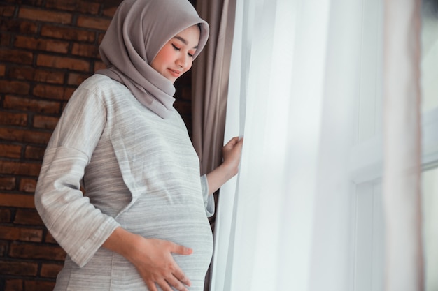 Hermosa mujer asiática embarazada vistiendo hijab