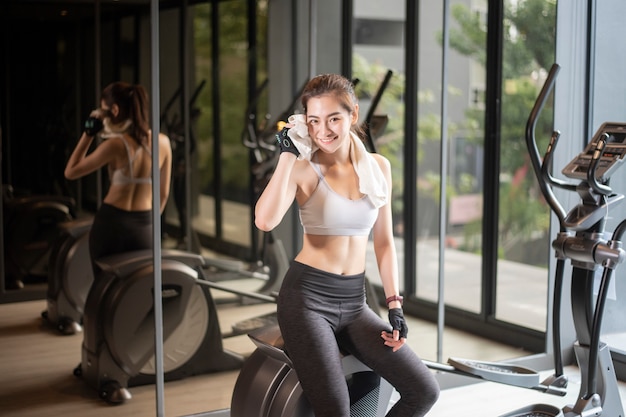 Hermosa mujer asiática está haciendo ejercicio en el gimnasio