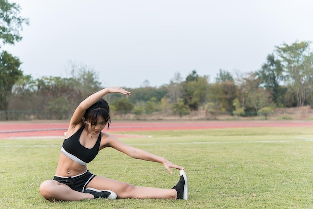 Hermosa mujer asiática estirando el cuerpo en el campo Gente de Tailandia