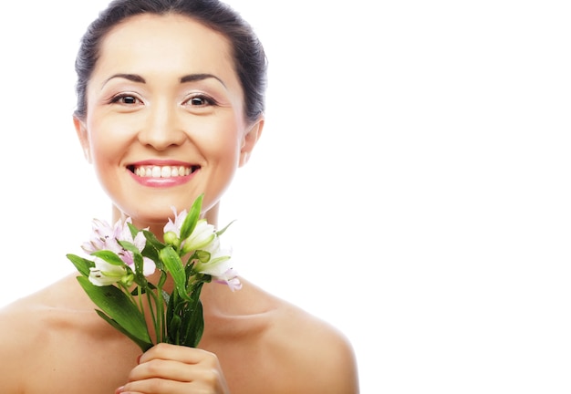 Hermosa mujer asiática con flores rosas