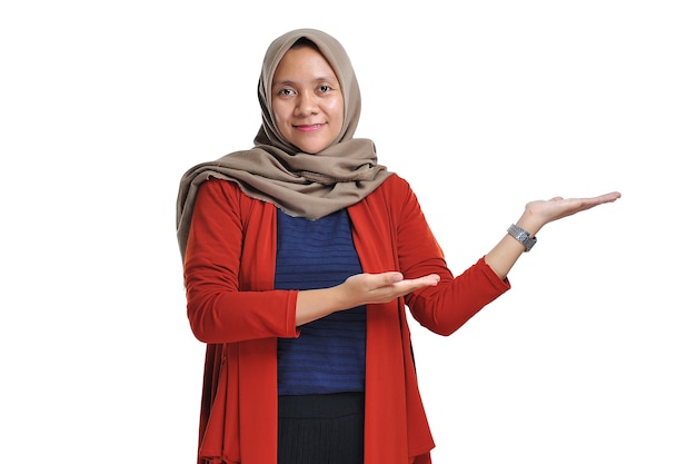 Hermosa mujer asiática con hijab presentando espacio de copia de área en blanco aislado sobre fondo blanco.